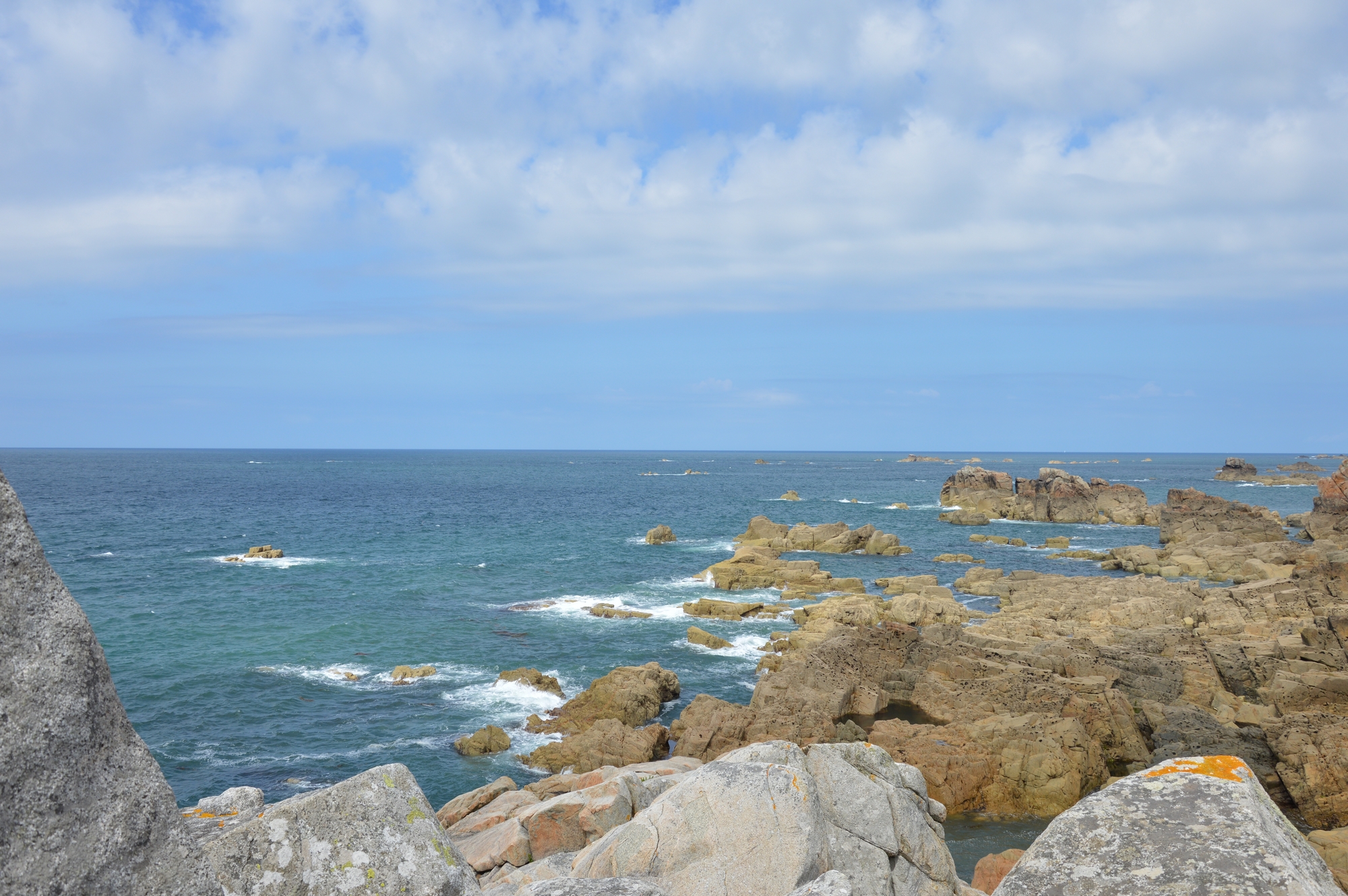Vue-en-haut-du-gouffre-plougrescant-bretagne