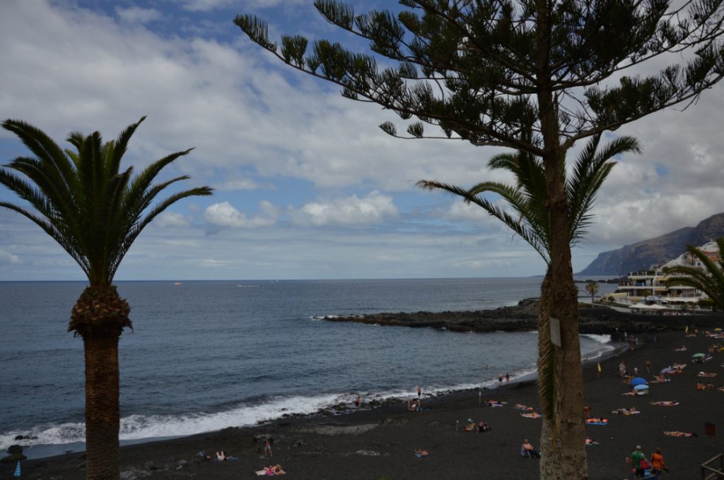 Plage de sable noir en revenant de Los Gigantes Tenerife