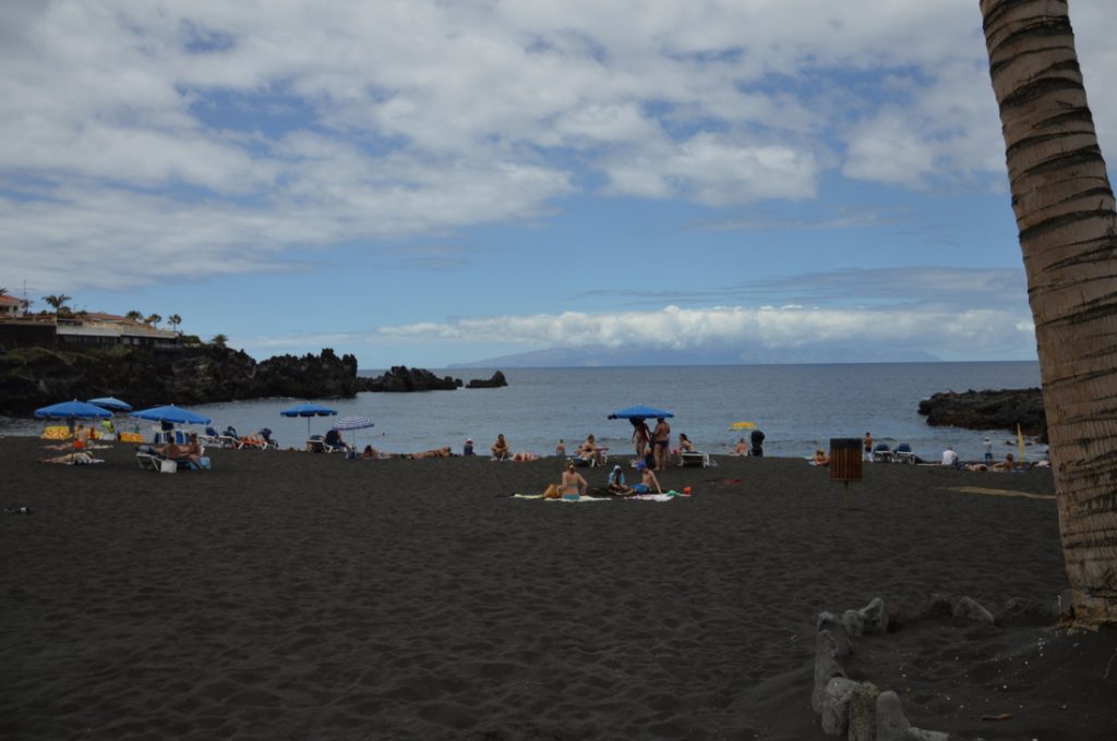 Plage de sable noir en revenant de Los Gigantes Tenerife